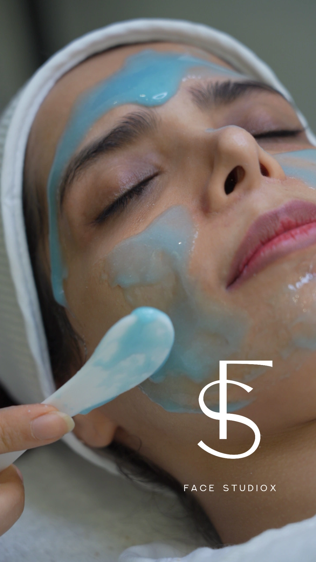 ماساژ صورت با سرم‌های آبرسان در فیشال تخصصی فیس استودیوکس الهیه