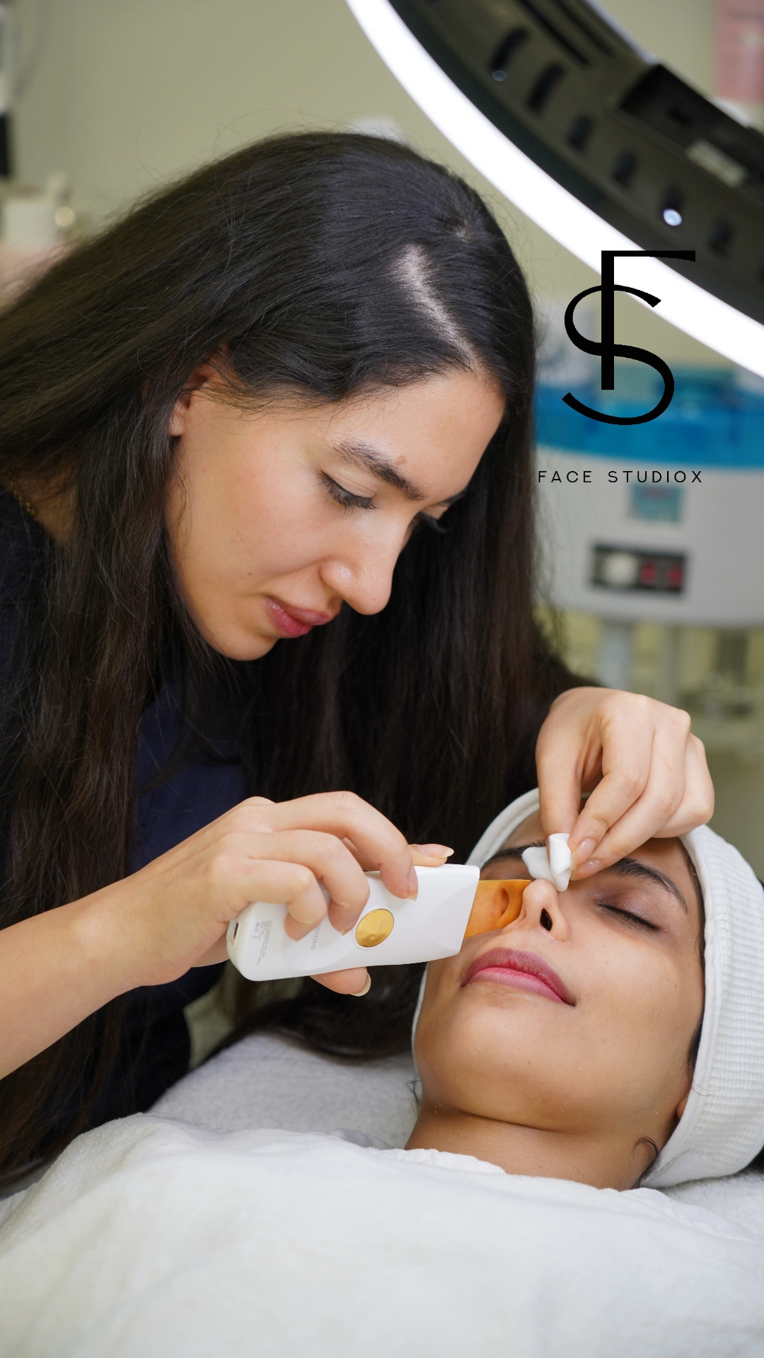 تخلیه و پاکسازی منافذ پوست در فیشال تخصصی – فیس استودیوکس الهیه