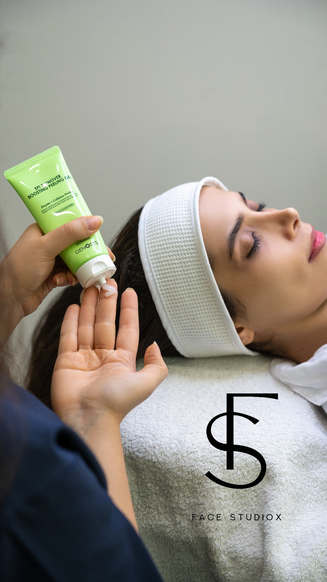 فیشال تخصصی و پاکسازی عمقی پوست در کلینیک فیس استودیوکس الهیه