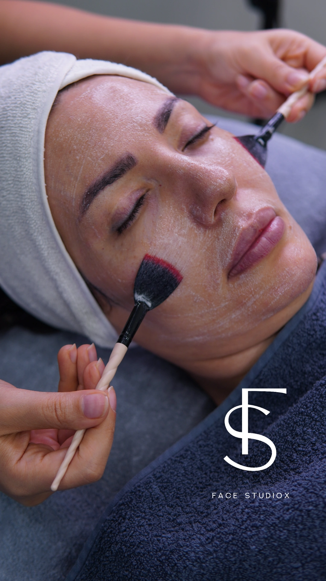 پاکسازی و آماده‌سازی پوست برای فیشیال VIP مری‌کور در فیس استودیوکس الهیه