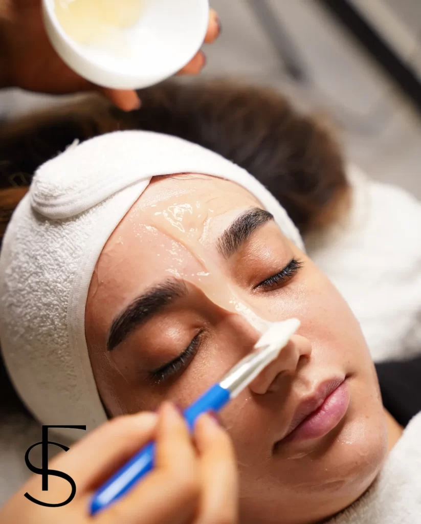 اجرای ژل کربوکسیتراپی غیرتزریقی روی پوست صورت