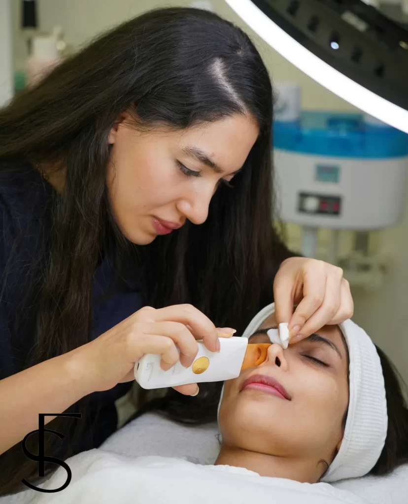 پاکسازی پوست صورت در مراحل فیشال کلاسیک