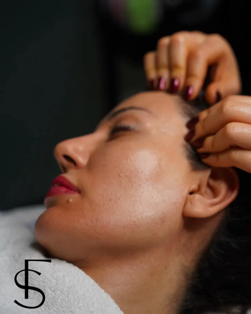 مراقبت از پوست صورت مراجعهکننده در جلسه اسیدتراپی فیس استودیوکس