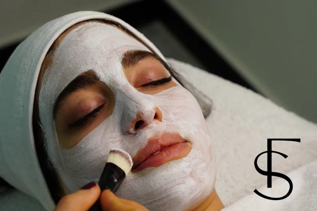 اجرای ماسک صورت در فیشال کلاسیک فیس استودیوکس