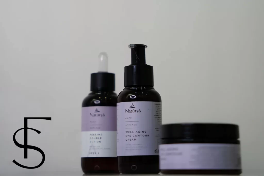 محصولات پکیج تخصصی دور چشم Naturys شامل لایه‌بردار، کرم دور چشم و ماسک در فیس استودیوکس